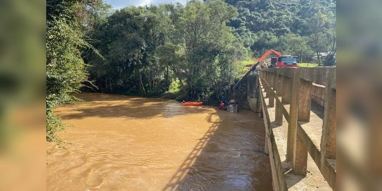 Corpos de casal e crianças desaparecidos são achados em carro dentro de rio em SC