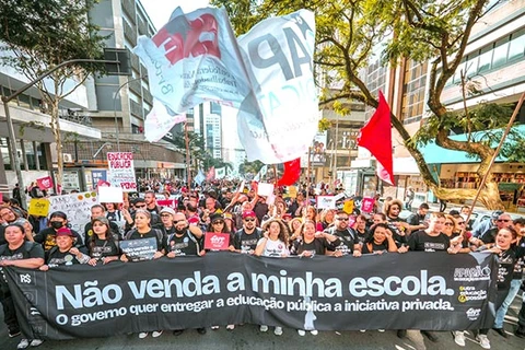 Por 39 votos a 12, deputados aprovam projeto que quer terceirizar gestão de escolas públicas do Paraná