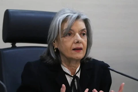 Cármen Lucia toma posse na presidência do TSE