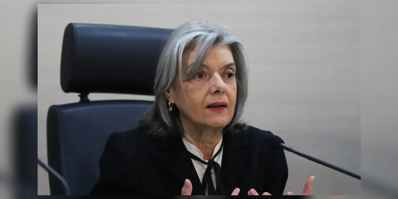 Cármen Lucia toma posse na presidência do TSE