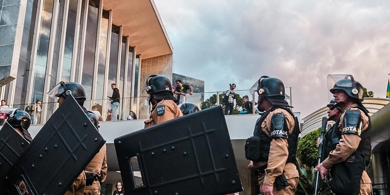 Projeto que quer terceirizar gestão de colégios estaduais é aprovado pelos deputados