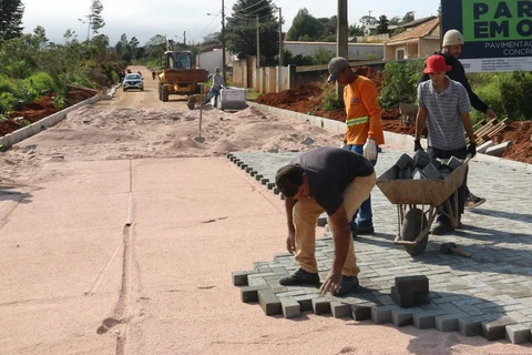 Revestimento da Estrada do Alagados começa a ser instalado