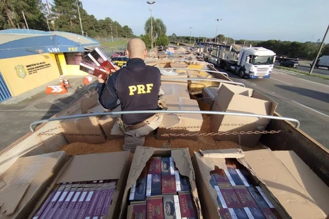 PRF apreende caminhão carregado com cigarros, celulares e eletrônicos do Paraguai em São Luiz do Purunã