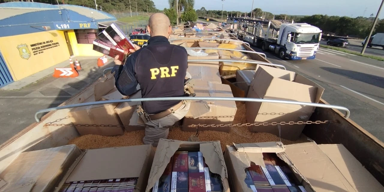 PRF apreende caminhão carregado com cigarros, celulares e eletrônicos do Paraguai em São Luiz do Purunã