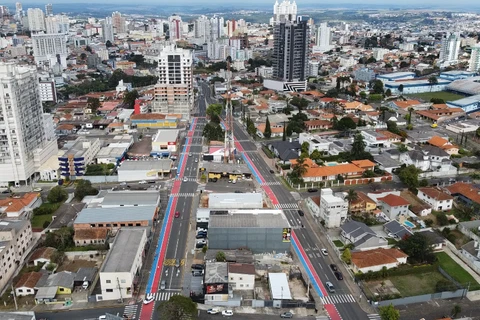 Nova sinalização no binário do Jardim Carvalho prioriza segurança de ciclistas e pedestres