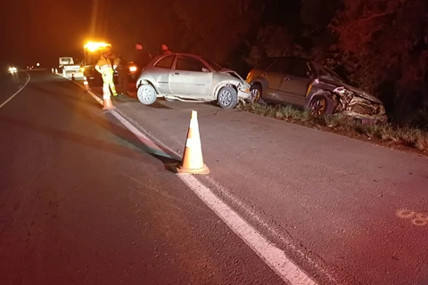 Colisão frontal entre dois veículos deixa duas pessoas feridas na BR-373, em Imbituva