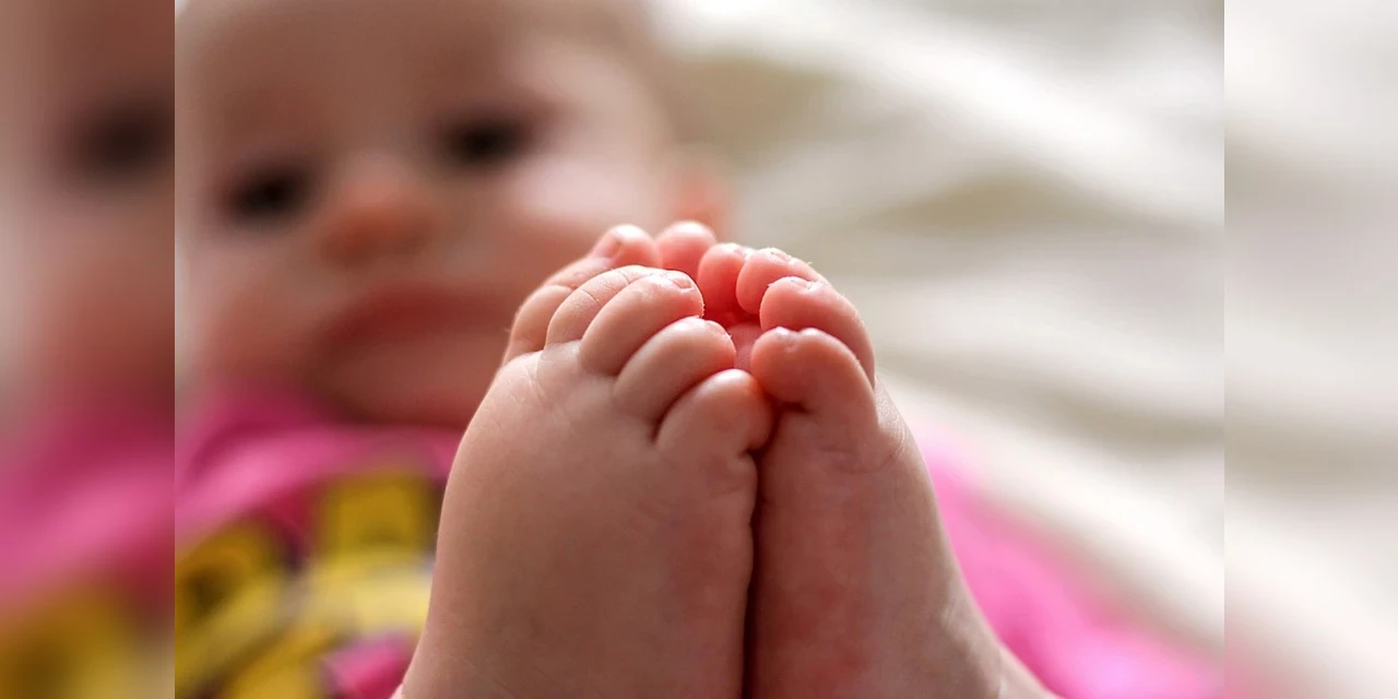 Mãe é condenada por permitiu relacionamento amoroso da filha menor de 12 anos que engravidou