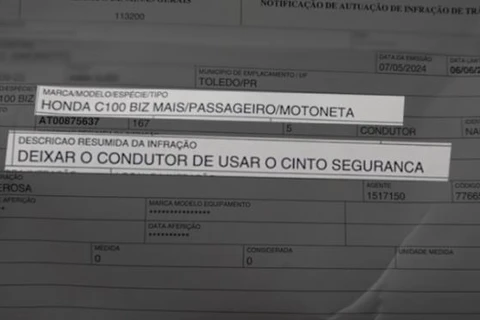 Motociclista leva multa por estar sem cinto de segurança