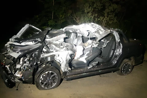 Colisão entre picape e caminhão deixa três pessoas feridas na BR-376, em PG