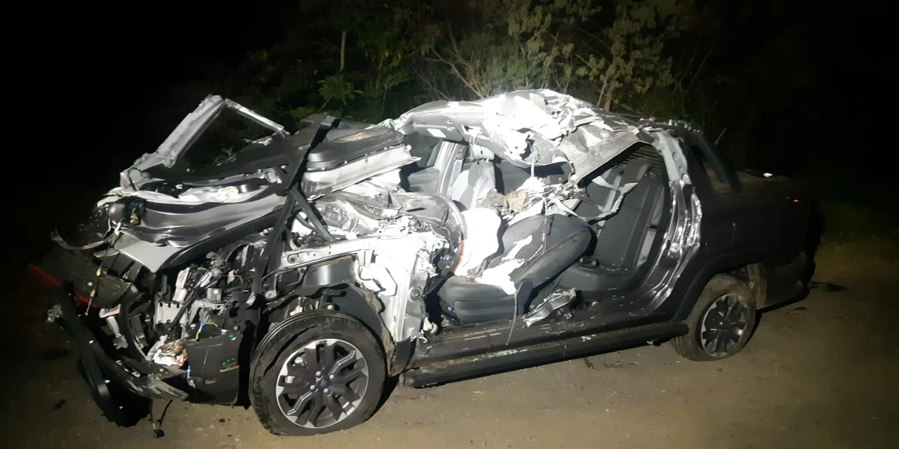 Colisão entre picape e caminhão deixa três pessoas feridas na BR-376, em PG