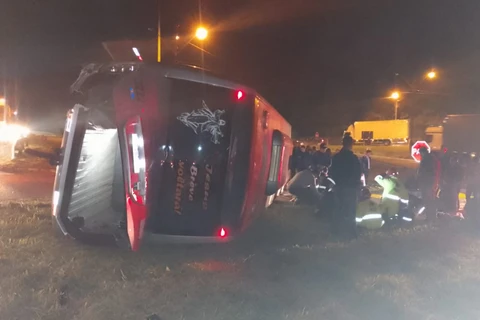 13 pessoas ficam feridas em acidente entre ônibus e automóvel, em Castro