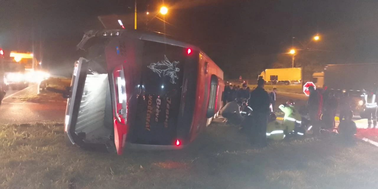 13 pessoas ficam feridas em acidente entre ônibus e automóvel, em Castro