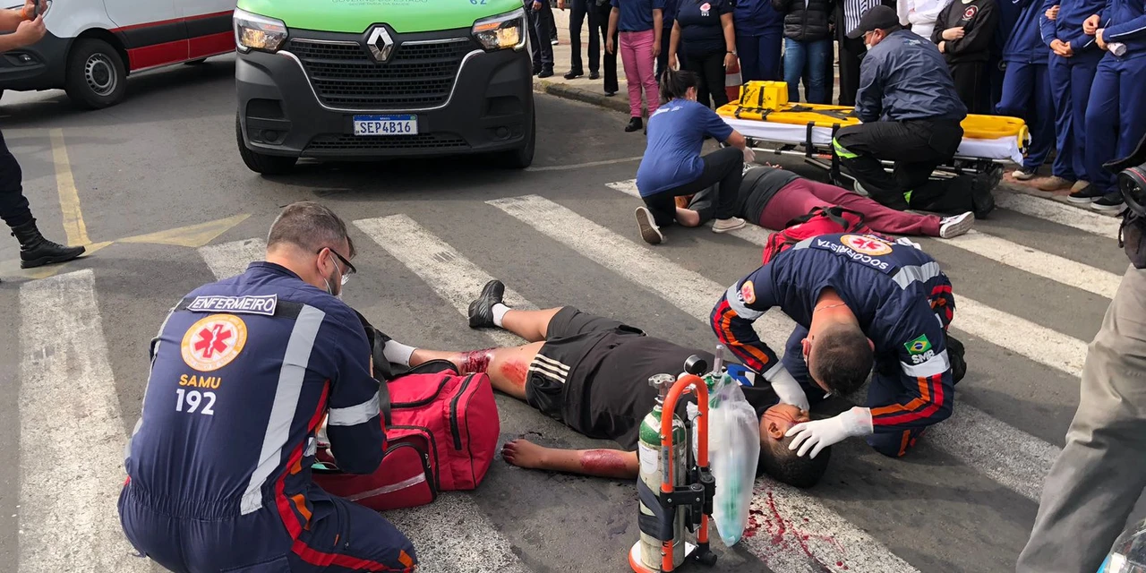 Programa ‘Samu Escola’ realiza simulação de acidente no Colégio Becker e Silva