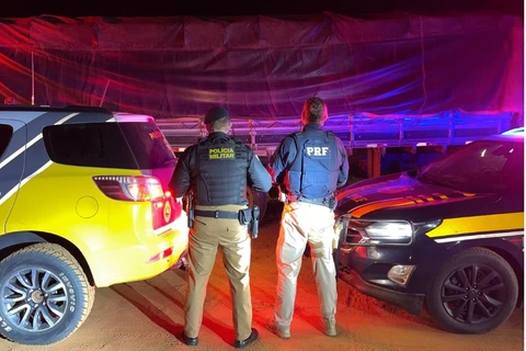 Polícia persegue caminhão com contrabando por mais de 15 quilômetros na região
