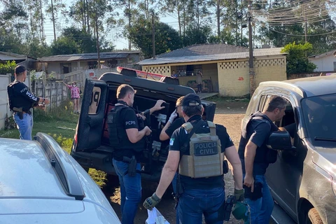 Operação policial apreende drogas e arma de fogo na Vila Francelina, tres pessoas foram presas
