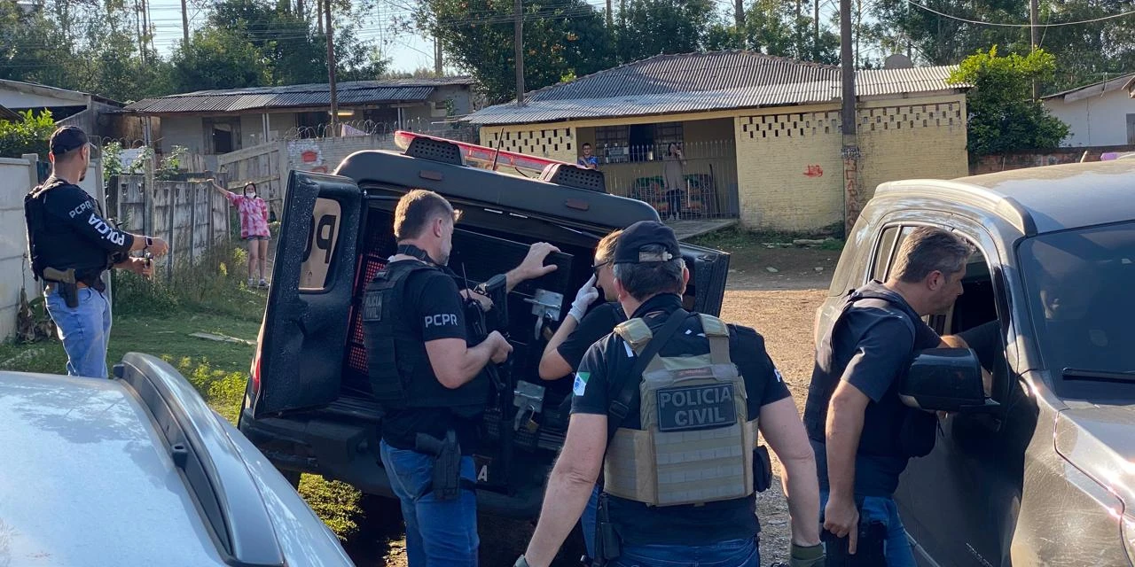 Operação policial apreende drogas e arma de fogo na Vila Francelina, tres pessoas foram presas