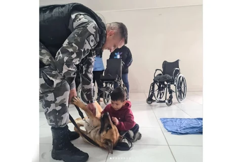 APACD recebe visita especial do Choque k9 da Polícia Militar em Ponta Grossa