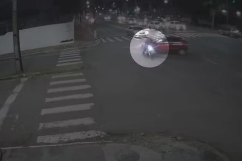 Motociclista tenta fugir de blitz, é perseguido, bate contra carro e morre