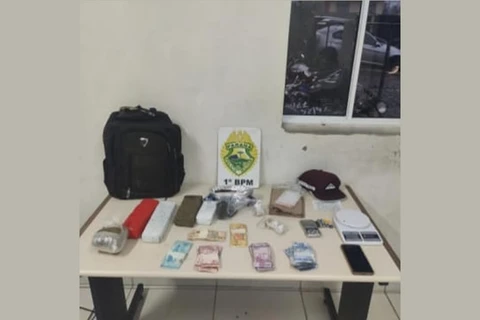Jovem é presa suspeita de tráfico de drogas no centro de Ponta Grossa.