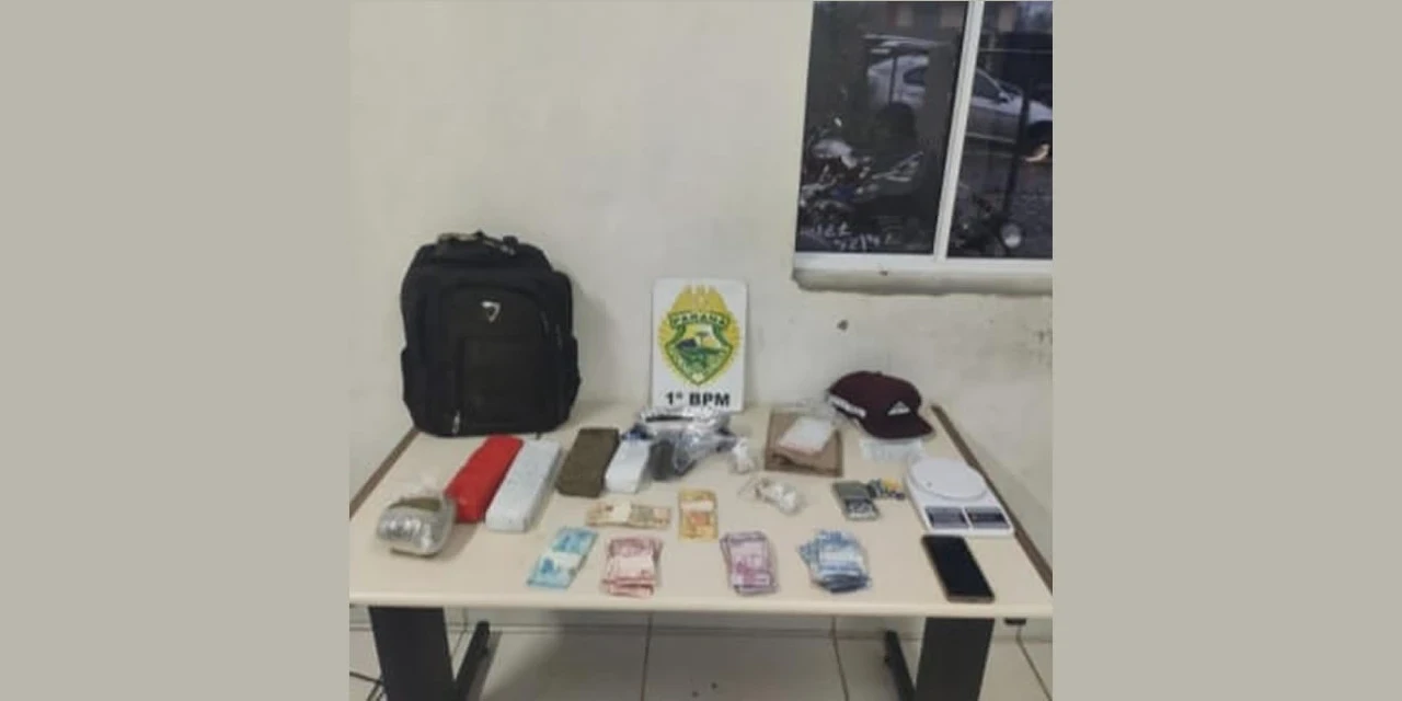 Jovem é presa suspeita de tráfico de drogas no centro de Ponta Grossa.