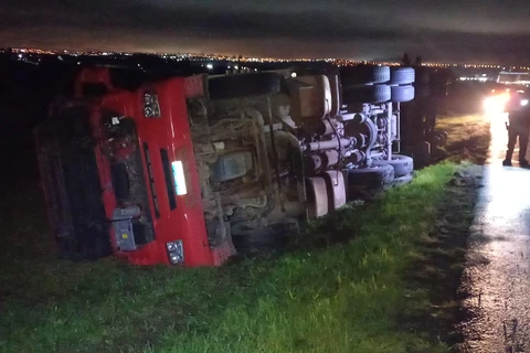 Caminhoneiro fica ferido após caminhão tombar na PR-151, em Carambeí