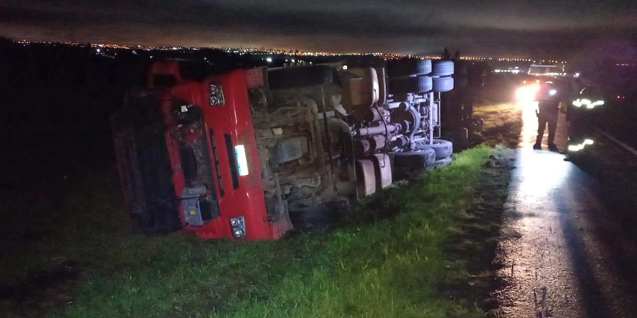 Caminhoneiro fica ferido após caminhão tombar na PR-151, em Carambeí
