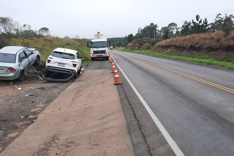 Colisão entre dois veículos deixa cinco pessoas feridas na PR-151, em Pirai do Sul