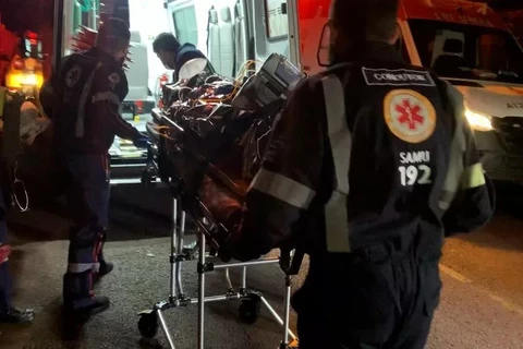 PM encontra homem acariciando jovem esfaqueado no Paraná