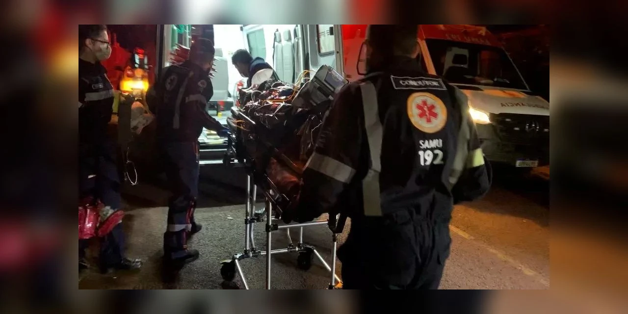 PM encontra homem acariciando jovem esfaqueado no Paraná