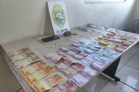 Adolescente e jovem são apreendidos suspeitos de trafico de drogas