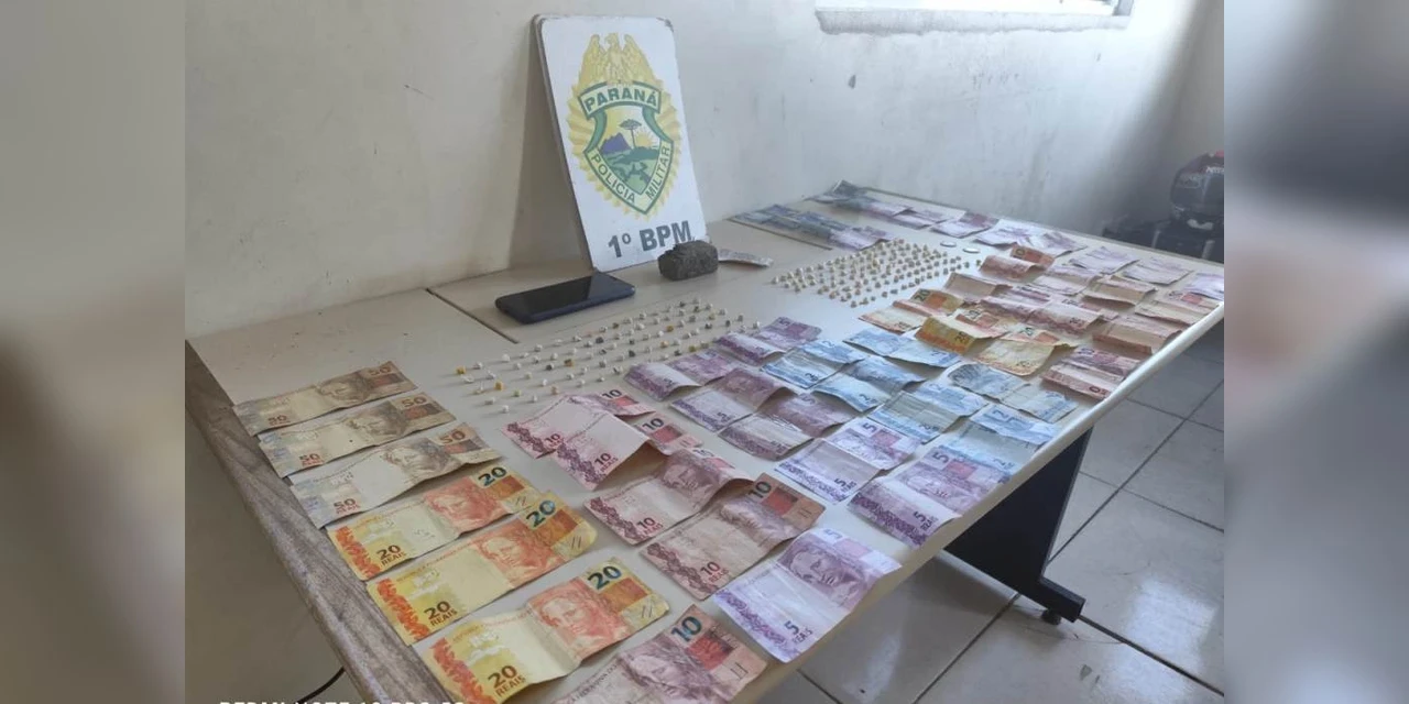 Adolescente e jovem são apreendidos suspeitos de trafico de drogas