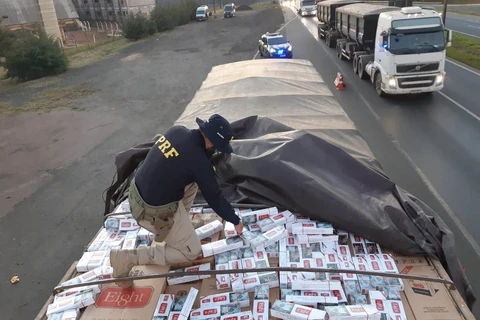 Motorista é preso transportando 325 mil maços de cigarros contrabandeados do Paraguai