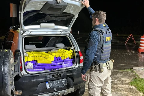 Após perseguição, PRF apreende mais de 270Kg de maconha sendo transportado em carro roubado