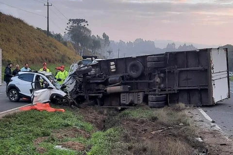 Três pessoas morrem após colisão entre automóvel e caminhão na PR-151, em Castro
