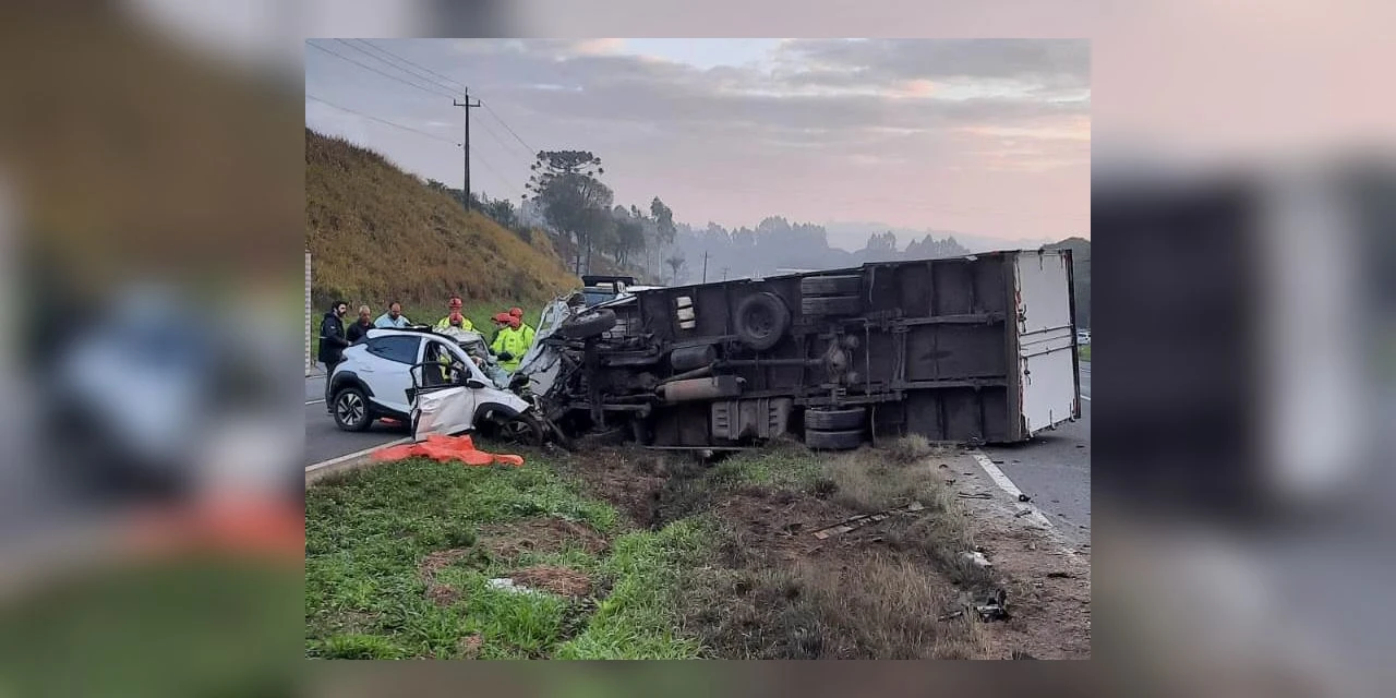 Três pessoas morrem após colisão entre automóvel e caminhão na PR-151, em Castro