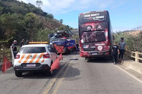 Ônibus da dupla César Menotti e Fabiano se envolve em acidente em MG
