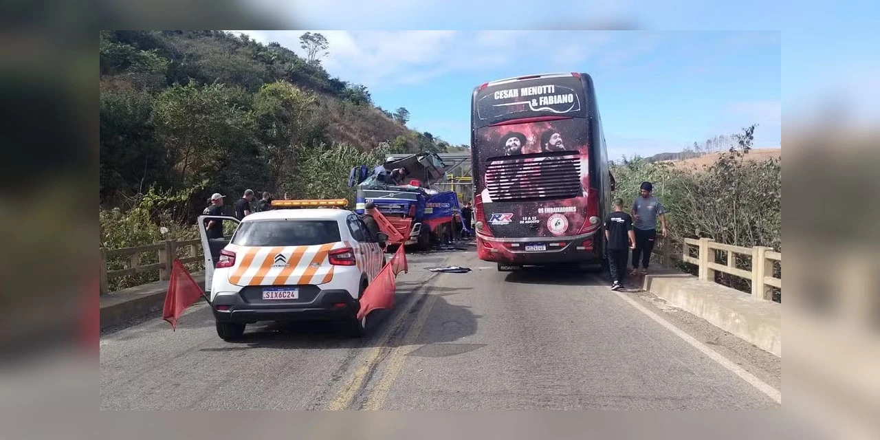 Ônibus da dupla César Menotti e Fabiano se envolve em acidente em MG