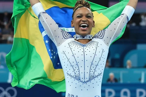 Rebeca é ouro no solo e vira maior medalhista olímpica do Brasil
