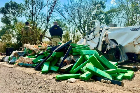 Após perseguição, PRF apreende caminhonete roubada recheada de maconha; motorista morreu