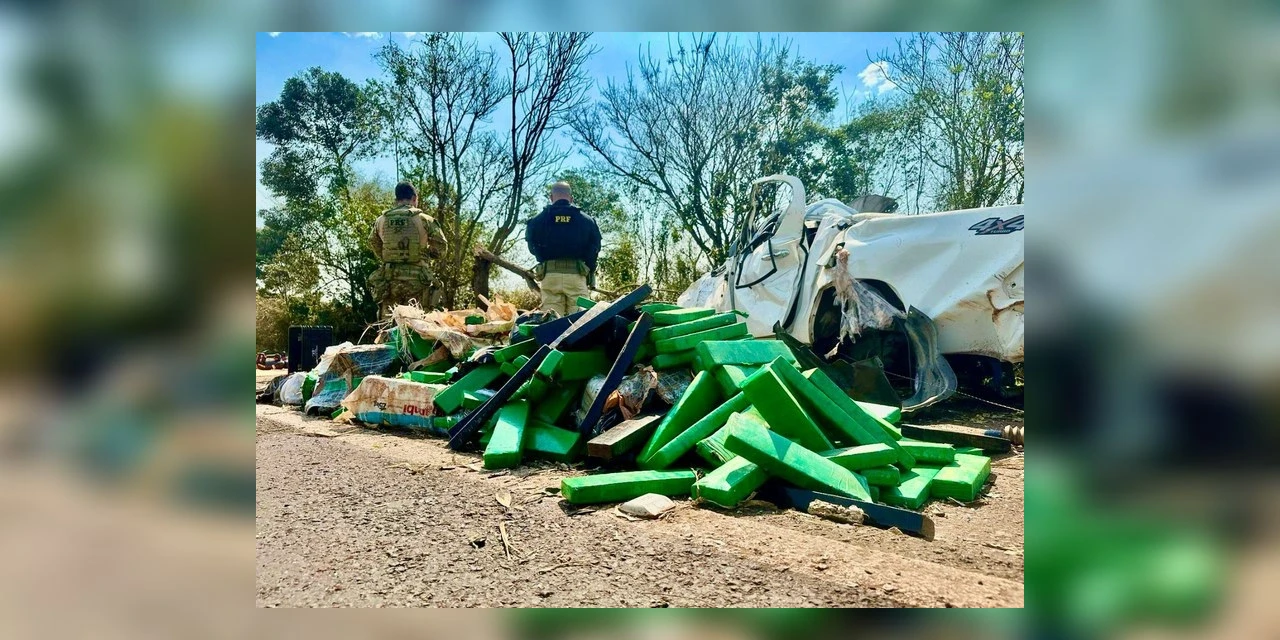 Após perseguição, PRF apreende caminhonete roubada recheada de maconha; motorista morreu