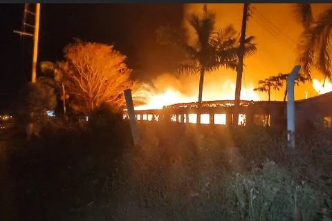 Fábrica de urna mortuária pega fogo em Ponta Grossa