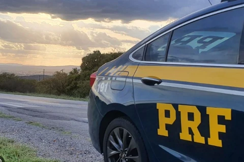 34 passageiros são rendidos durante assalto a ônibus de compristas na BR-277