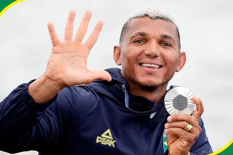 Isaquias Queiroz é prata na canoagem