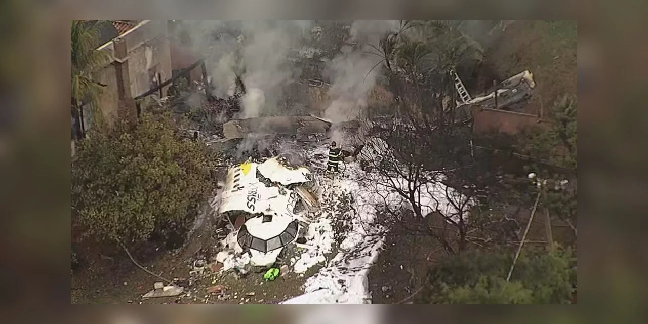 Corpos de vítimas do avião que caiu em Vinhedo são levadas ao IML de SP