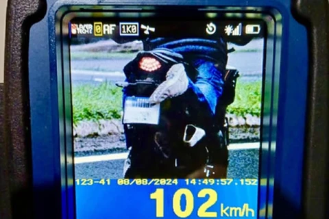 Motociclista coloca um dos pés para esconder a placa e escapar de radar da PRF