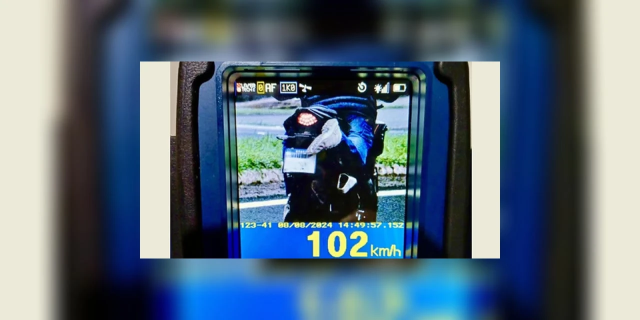 Motociclista coloca um dos pés para esconder a placa e escapar de radar da PRF