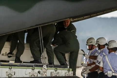 Avião da FAB transporta urnas funerárias de vítimas de acidente em Vinhedo