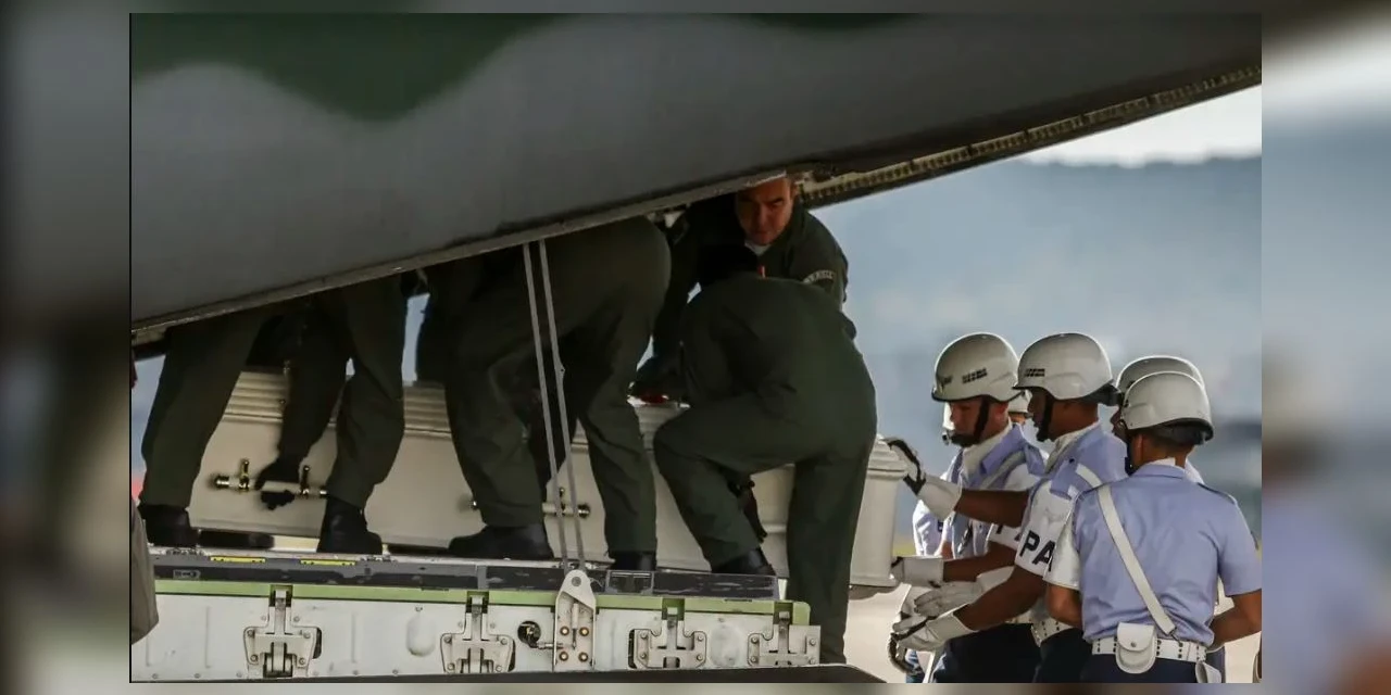Avião da FAB transporta urnas funerárias de vítimas de acidente em Vinhedo