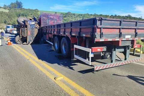 Após capotamento, caminhão colide contra outro e motorista morre no local