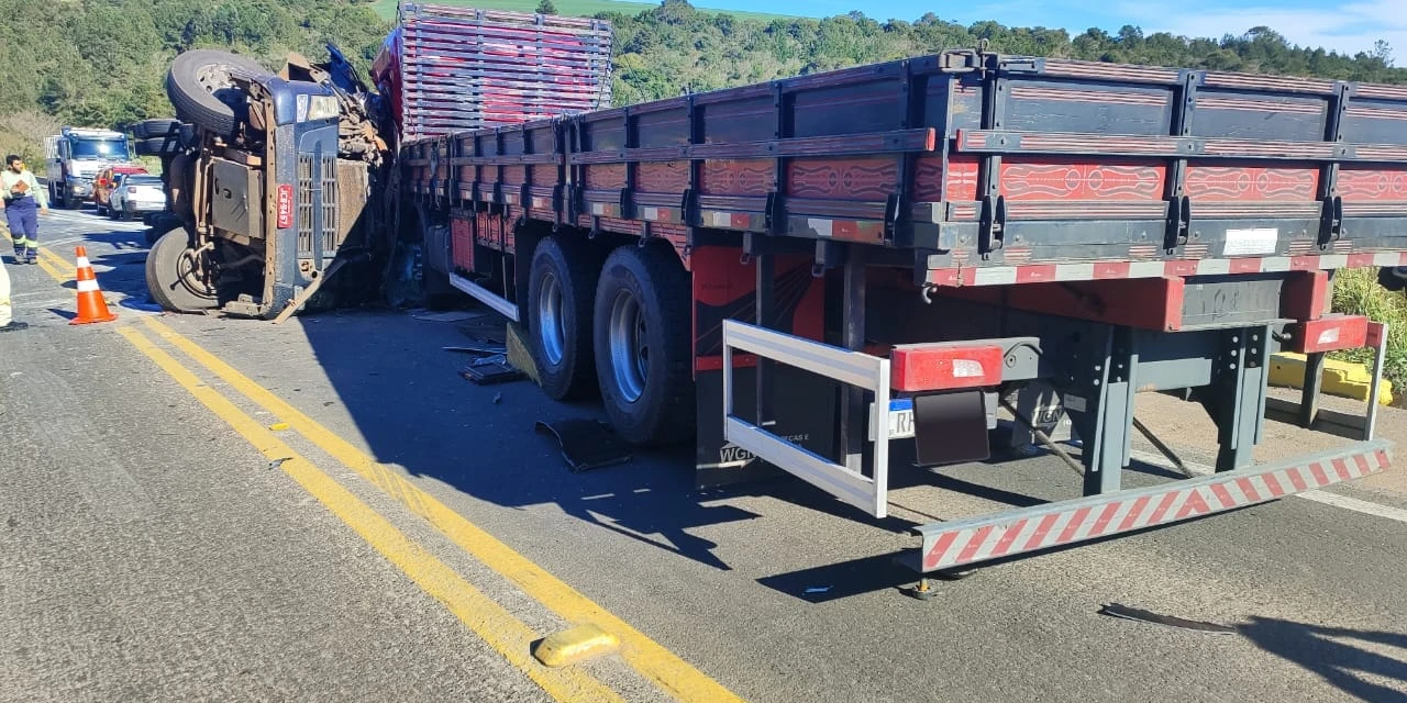 Após capotamento, caminhão colide contra outro e motorista morre no local